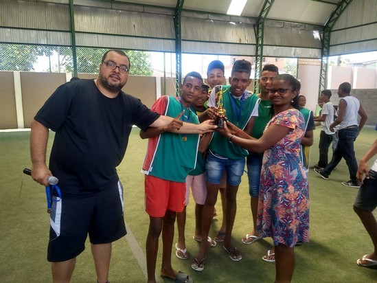 Jovens estudantes participam da grande final da Copa Futsal da FEPC.