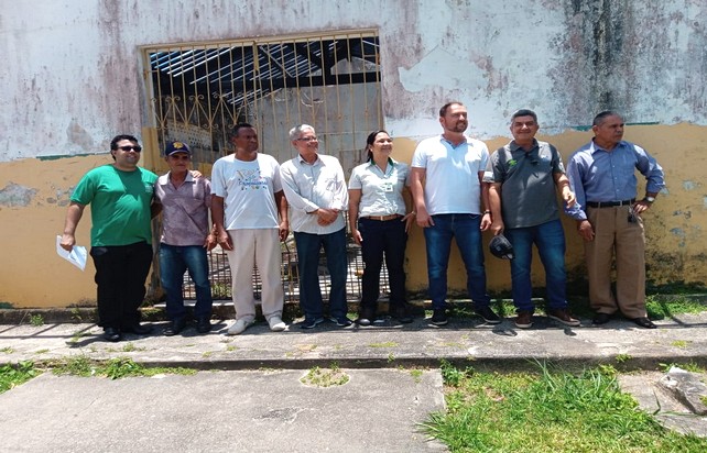 Prefeito Janival Borges recebe material de construção doado pela Veracel para a reforma do Colégio Menandro Manahin.