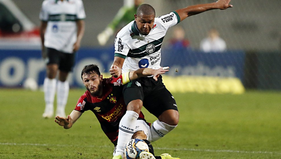 Ato de indisciplina e reclamação fizeram Rodrigão ser afastado pelo Coritiba.