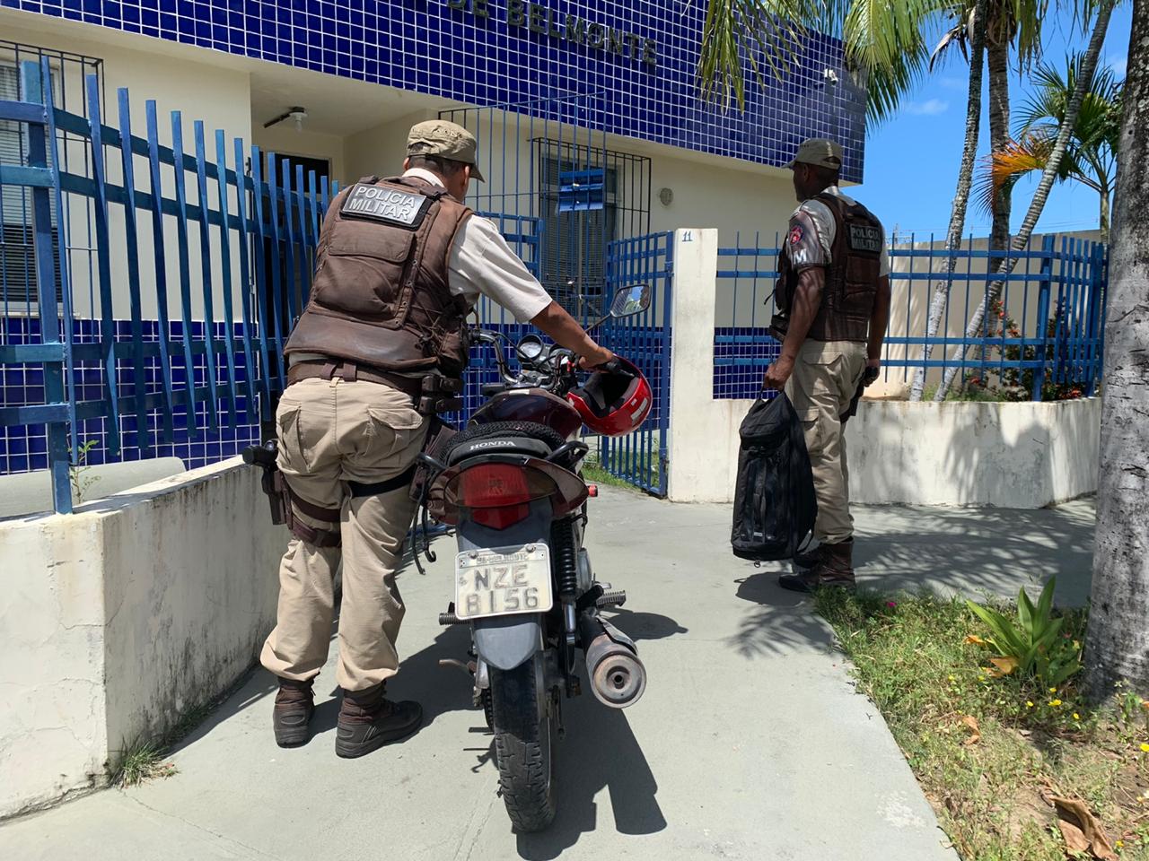 PM recupera motocicleta e itens furtados em residência arrombada em Belmonte, Acusado consegue escapar.