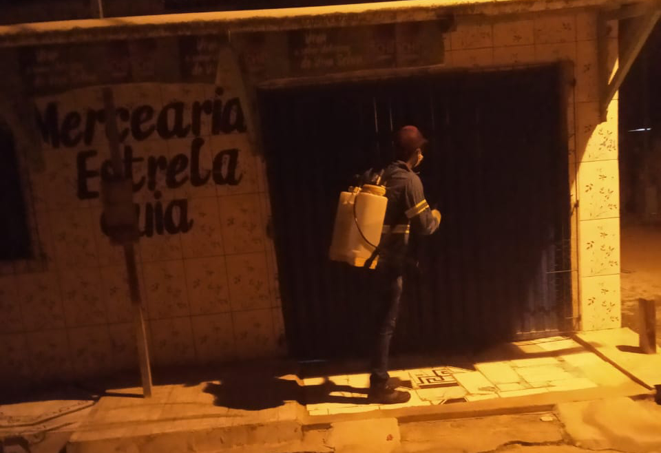 Equipes realizam desinfecção de ruas do Bairro Iedão, em Barrolândia.