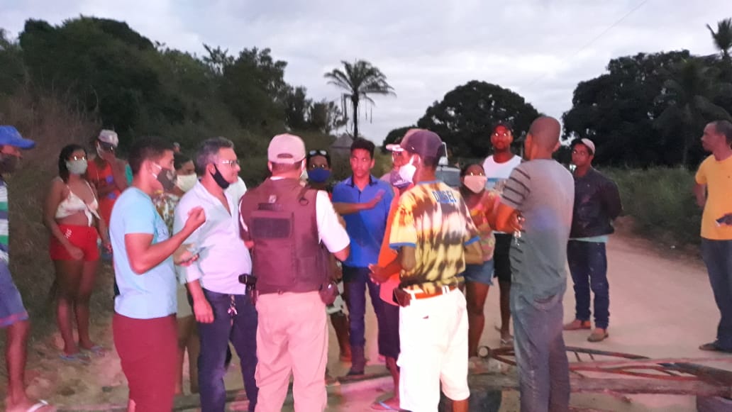 Moradores em protesto fecham acesso entre Barrolândia e Ponto Central.