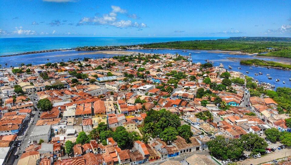 Porto Seguro libera ambulantes, passeios aquáticos e eventos.