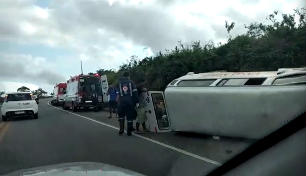 Família que voltava de passeio em Belmonte sofre acidente na BR-101