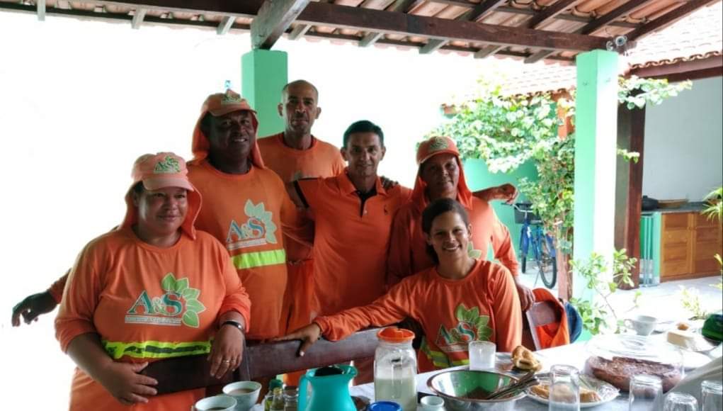 Bebeto Gama convida funcionários da limpeza para um café em sua casa.