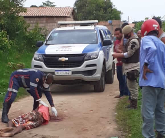 Homem é atingido por tiros e facadas em Belmonte.