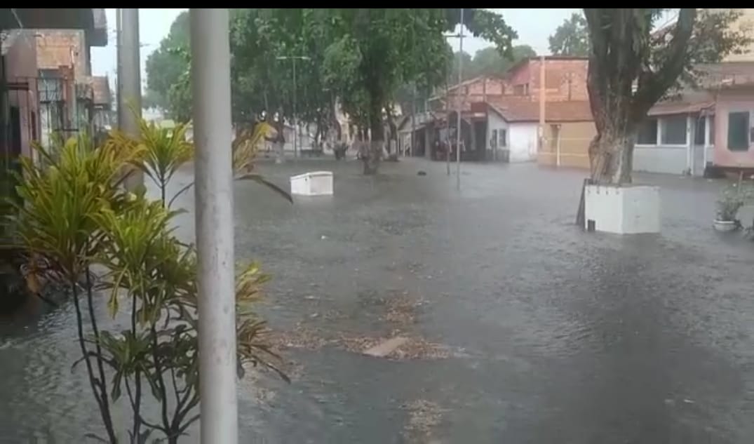 Fortes chuvas alagam diversas ruas da cidade de Belmonte.