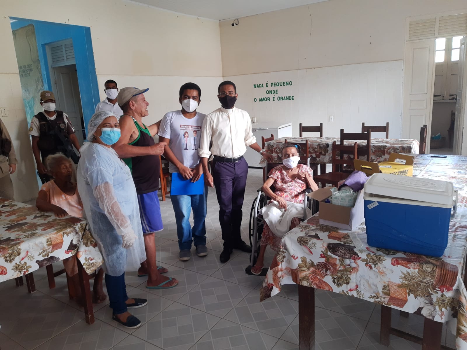 Idosos do Abrigo São Vicente recebem a primeira dose da vacina contra o COVID-19.