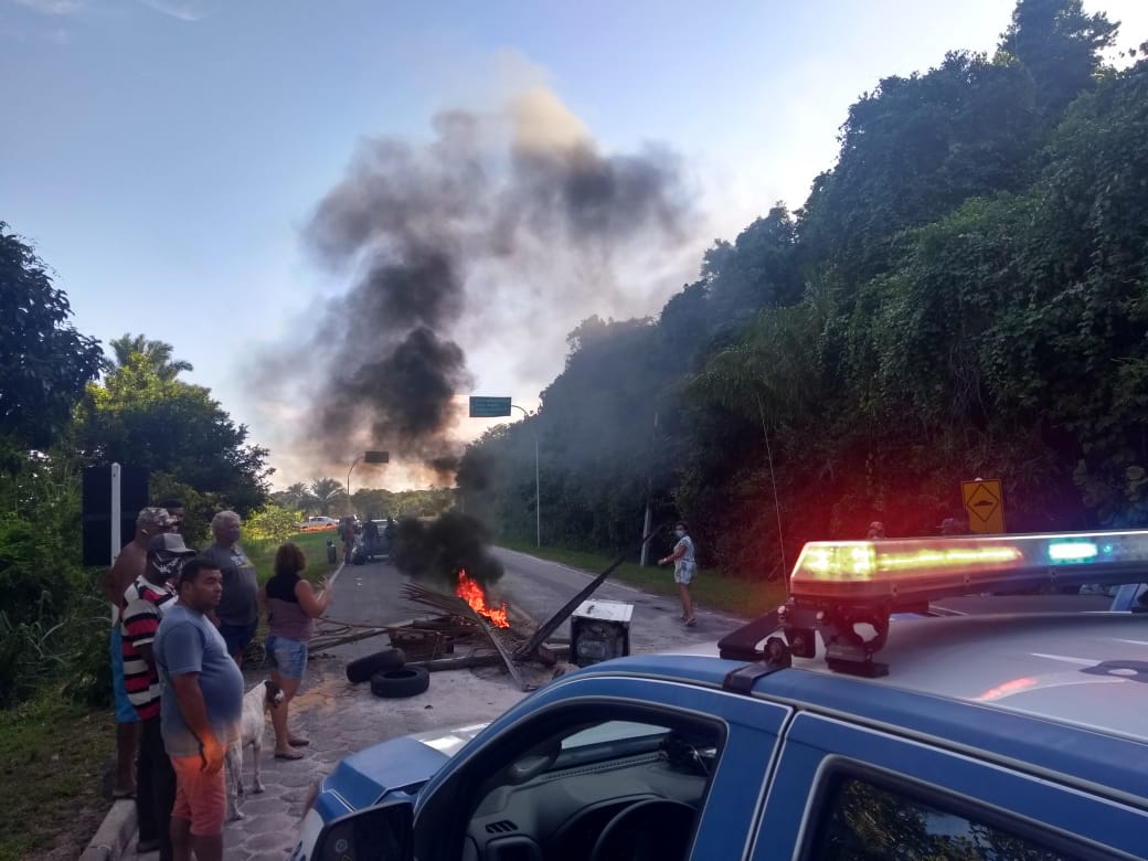 Moradores bloqueiam estrada no distrito de Mogiquiçaba.