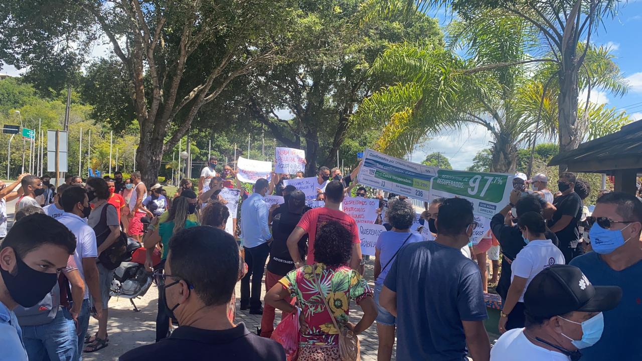 Trabalhadores, empresários e músicos se manifestam contra o Lokdown em Porto Seguro.