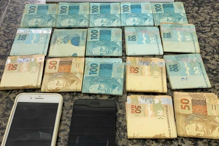 PM apreende R$ 17 mil reais provenientes do tráfico de drogas em Porto Seguro.