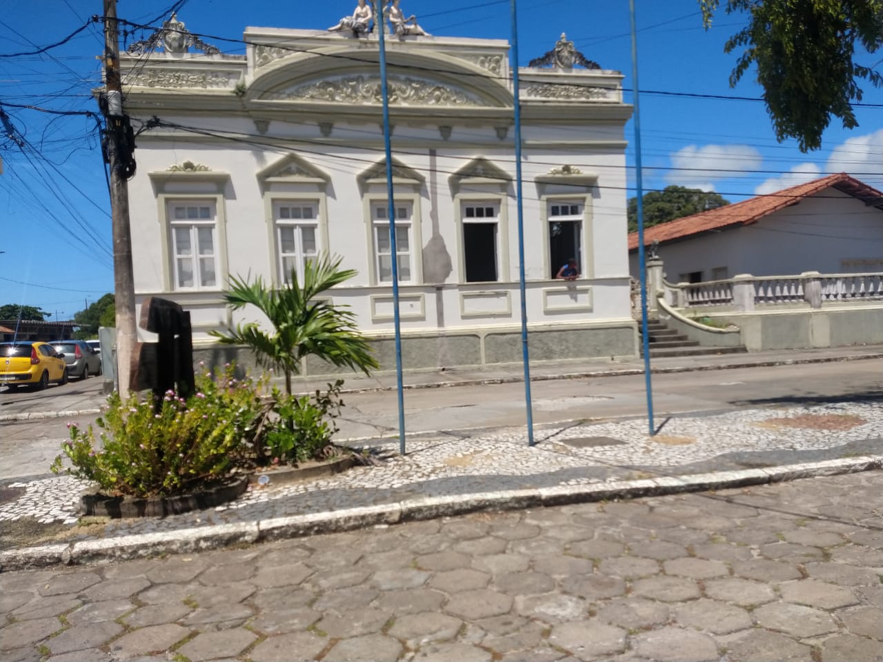 Prefeitura de Belmonte suspende concurso por decreto e especialistas discordam do ato.