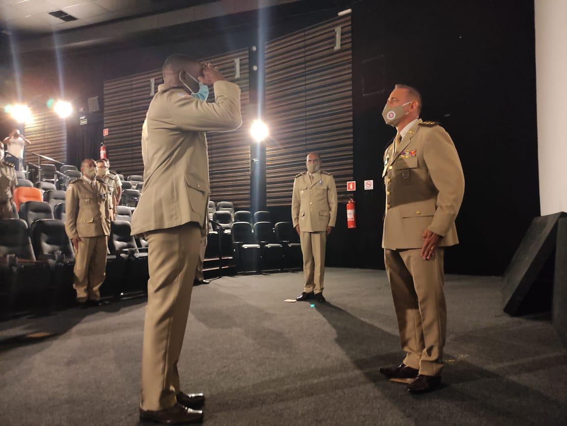 Major Neri assume o comando da 18ªCIPM/Periperi e felicita o novo comandante de Belmonte.