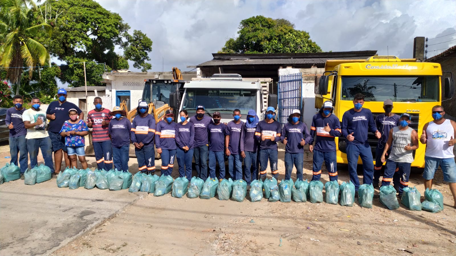 Empresa Magnata entrega cestas básicas e peixes para funcionários da limpeza pública em Belmonte.