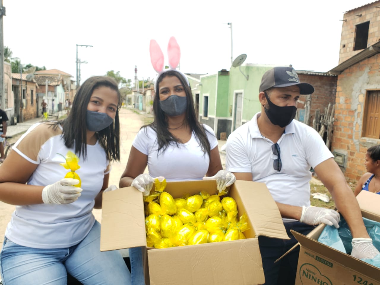 Cabelereiro distribui 1.000 ovos de páscoa para crianças carentes de Belmonte.