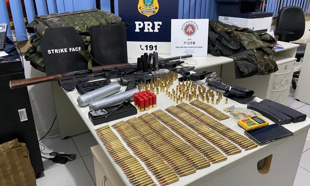 Polícia apreende armas, explosivos, munição e coletes à prova de bala.