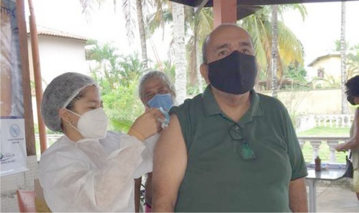 Ex-prefeito Iêdo Elias toma primeira dose da vacina contra o COVID-19.