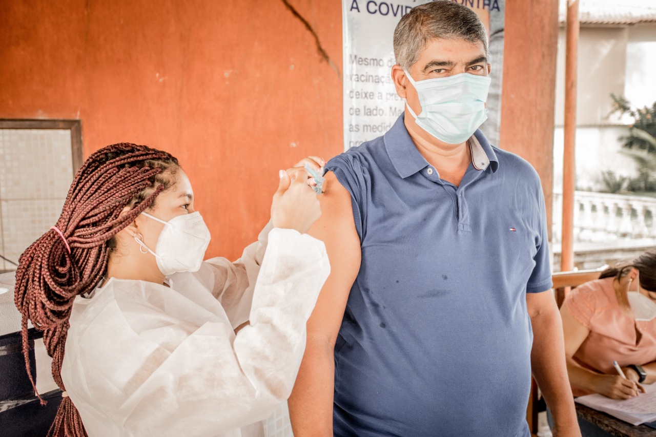Prefeito de Santa Cruz Cabrália é imunizado contra o COVID-19.