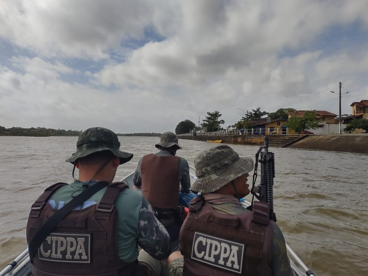 PM realiza patrulhamento fluvial no Rio Jequitinhonha e continua reforçando o policiamento ostensivo em Belmonte.