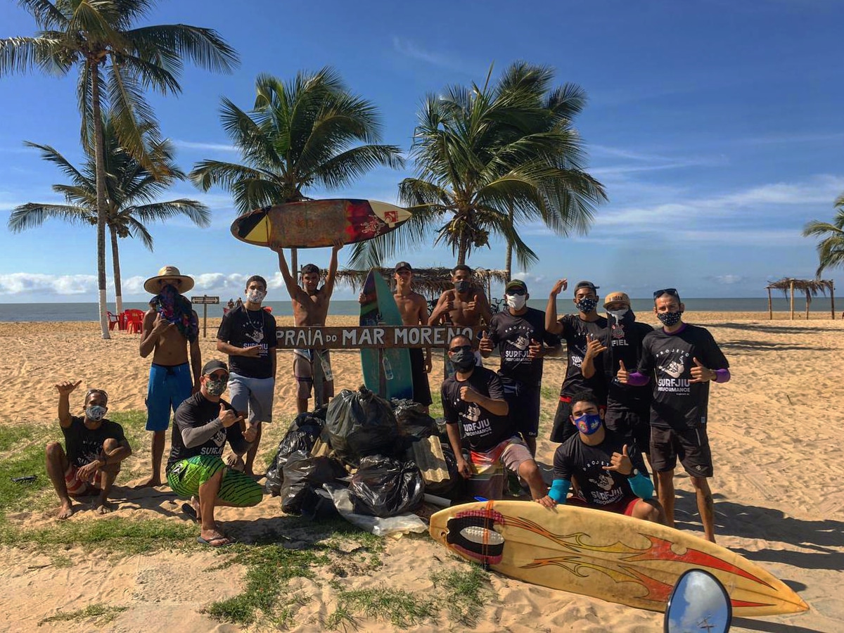 Surfistas fazem mutirão para limpar as areias da Praia do Mar Moreno em Belmonte.