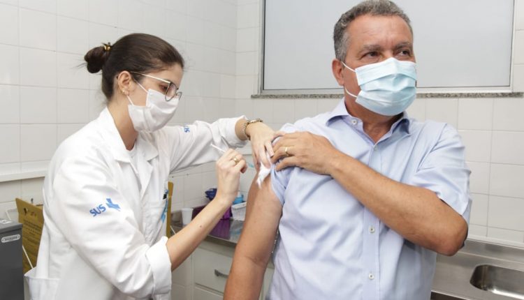 Governador Rui Costa recebe primeira dose de vacina contra a Covid-19.