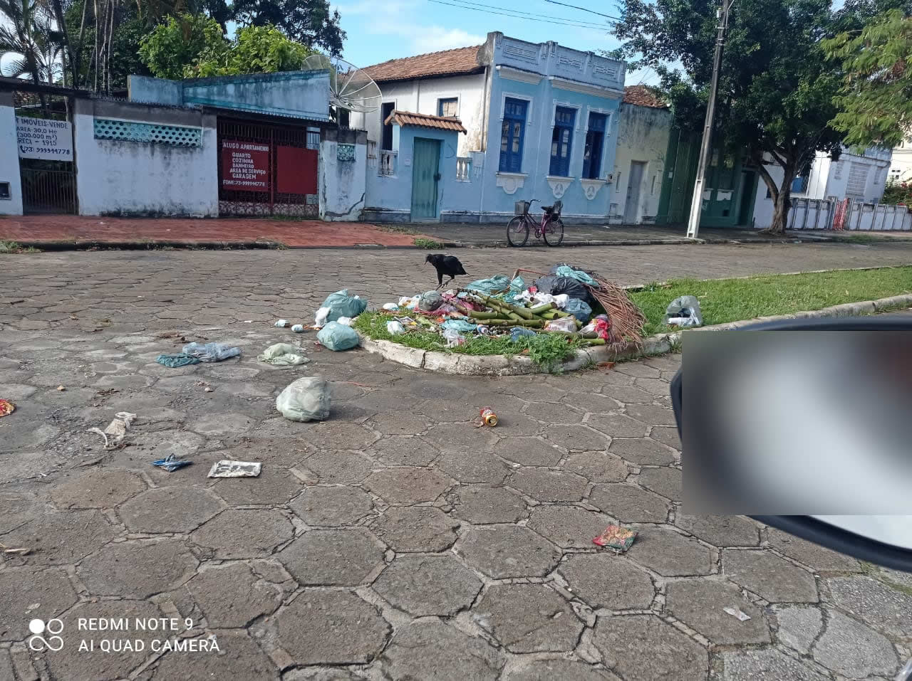 Ruas de Belmonte amanhecem cheias de lixo após paralisação dos agentes de limpeza pública por falta de pagamento.