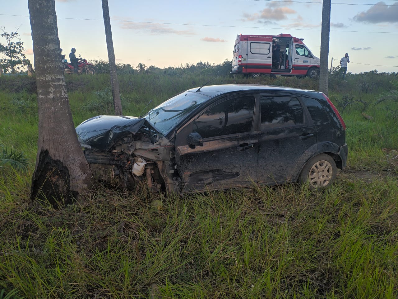 Motorista perde o controle do carro e sofre grave acidente próximo ao município de Belmonte.
