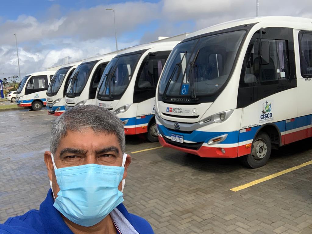 Prefeito Agnelo Santos apresenta os veículos que serão usados no transporte de pacientes para a Policlínica Regional.