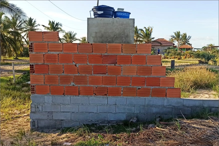 Moradores de Mogiquiçaba denunciam crimes ambientais e construções irregularidades em área de praia.