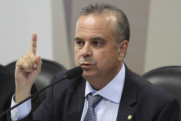 Ministro do Desenvolvimento Regional, Rogério Marinho, passa mal em Porto Seguro.