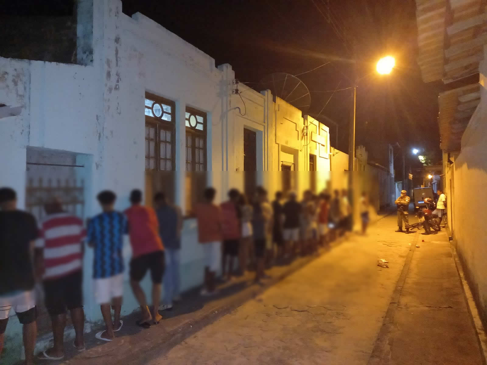 Polícia Militar acaba com festa clandestina no Centro de Belmonte.