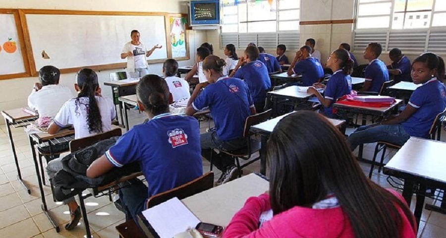 Sindicato dos professores diz que aulas presenciais só retornarão após todos os profissionais tomarem 2ª dose da vacina contra o COVID-19.