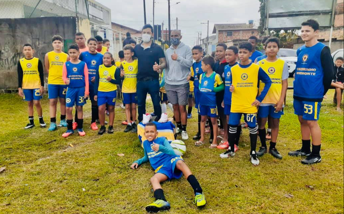 Vereador Paulinho de Papau faz entrega de chuteiras à Escolinha de Futebol Cruzeirinho.